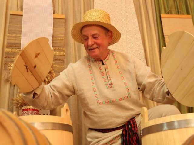 Глускі бондар Уладзімір Станкевіч – адзіны на ўсю Магілёўшчыну