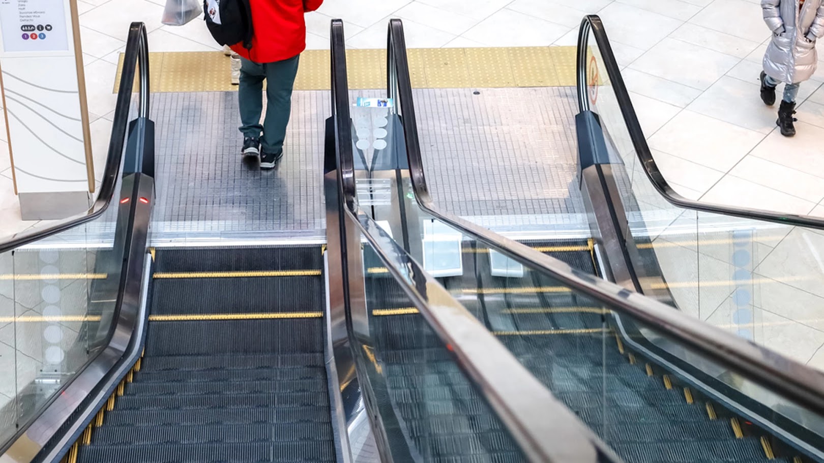 Могилевчанка взыскала деньги с виновника своего падения на эскалаторе