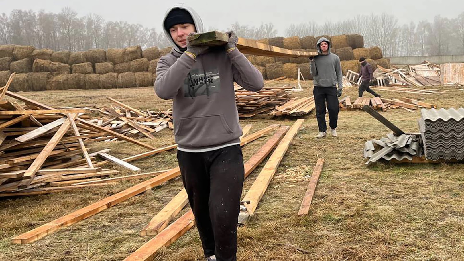 Магілёўскія студэнты разбіраюць навес у краснапольскім калгасе