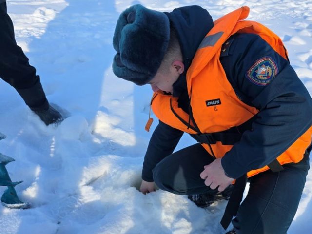 У разгар халадоў ратавальнікі Слаўгарада заклапаціліся таўшчынёй лёду