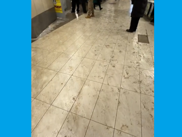 Подземный переход в Могилеве стал похож на каток – и так каждую зиму